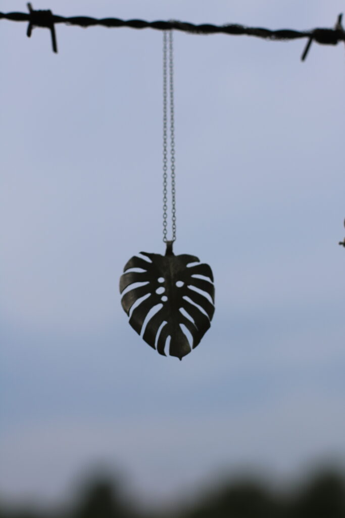 bijoux en forme de feuille de monstera