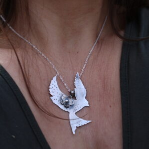 Collier avec pendentif en forme d'oiseau bijoux fait main