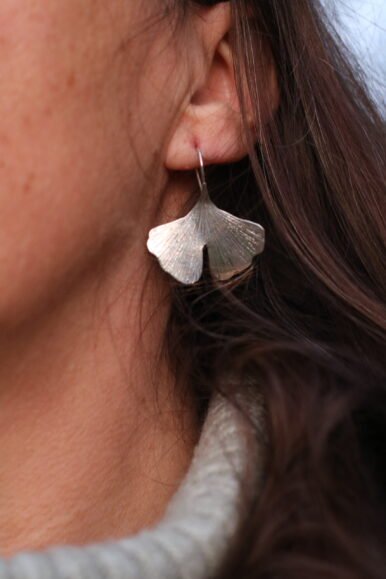 Boucles d'oreilles feuilles de ginkgo – Image 6