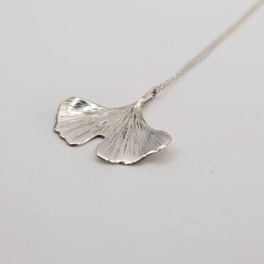 collier avec chaine et pendentif en feuille d'argent
