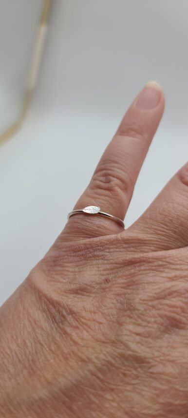 Bague fine en argent petite feuille – Image 3