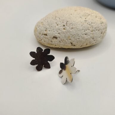 Boucles d'oreilles petite fleur – Image 6