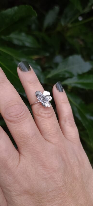 Bague de fiançailles en argent gravée fleur
