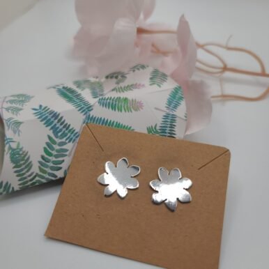 Boucles d'oreilles petite fleur – Image 4