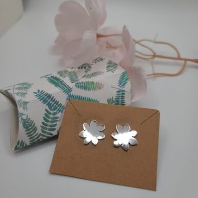 Boucles d'oreilles petite fleur – Image 7